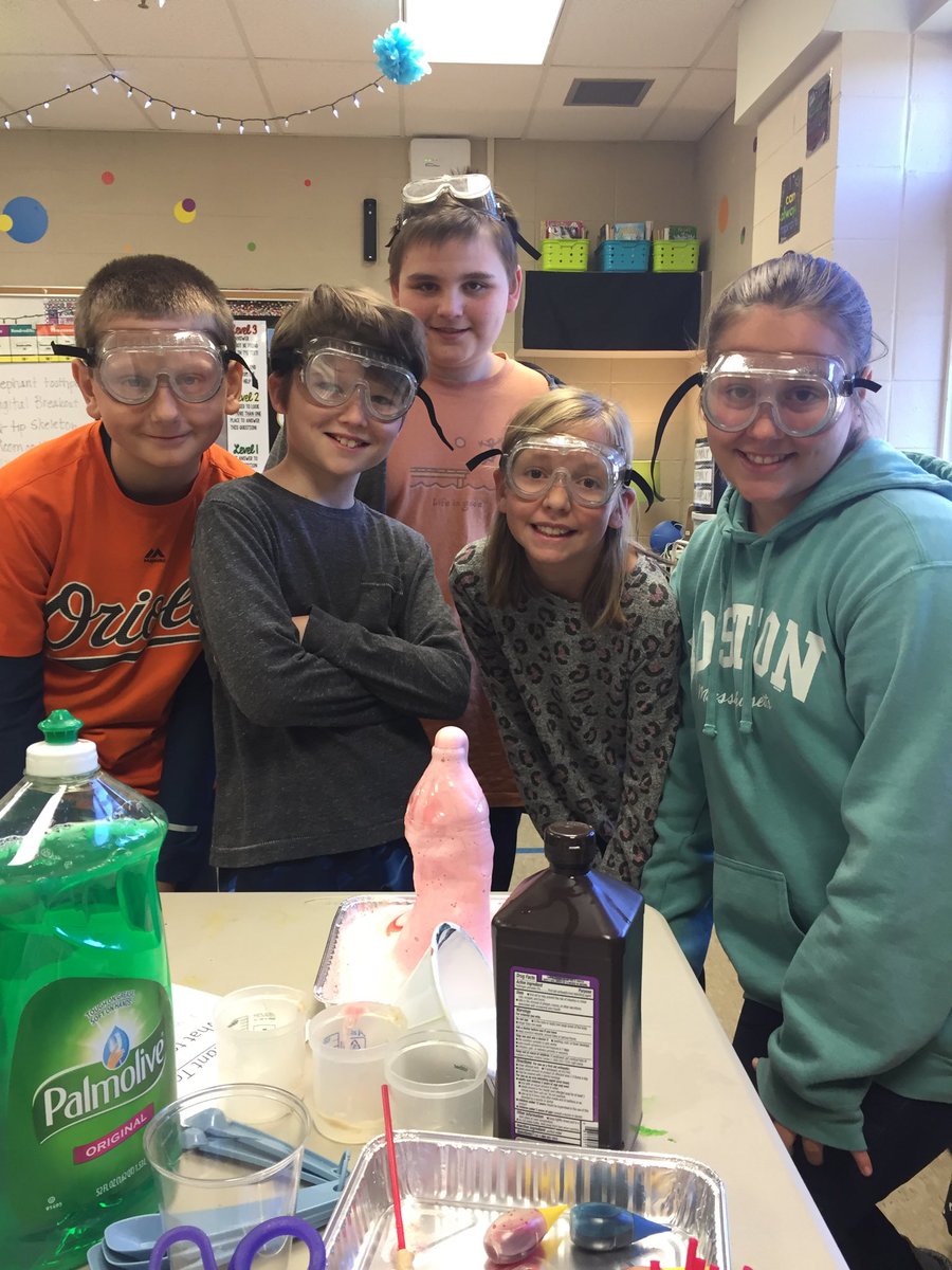 MorganAIS5's tweet photo. These students were so engaged in this activity. ❤️#scienceallday https://t.co/kUUHbejFHY