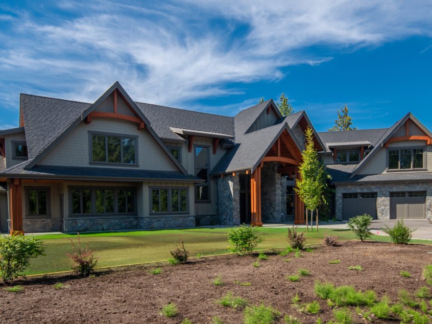 Arbutus Field Stone Veneer features a subtle but warm color palette, primarily tans and browns with the occasional grey. Suited for more traditional craftsman style or rustic log homes. Learn more ow.ly/djCY50wOOAH

#k2stone #rustic #traditional #home #architecture