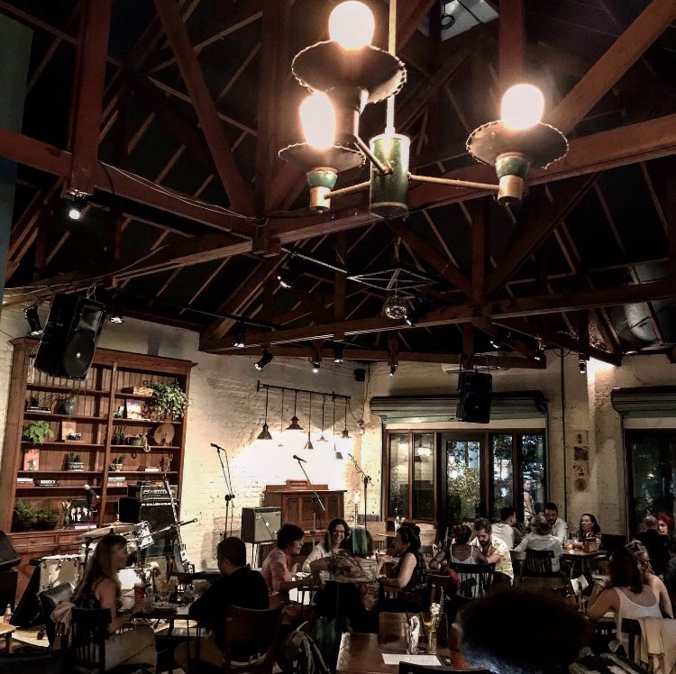 Tudo pronto pro show começar.