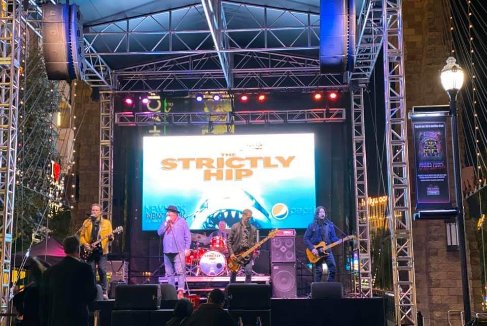 TheStrictlyHip's tweet photo. Lots of fun at last night's show at @NYNYVegas. 6pm PST showtime tonight! #vegas #vegasbaby #vegasstrip #TheHip #hipfans #HipEvangelists @TheStrictlyHip https://t.co/mYi8Mfg8oI