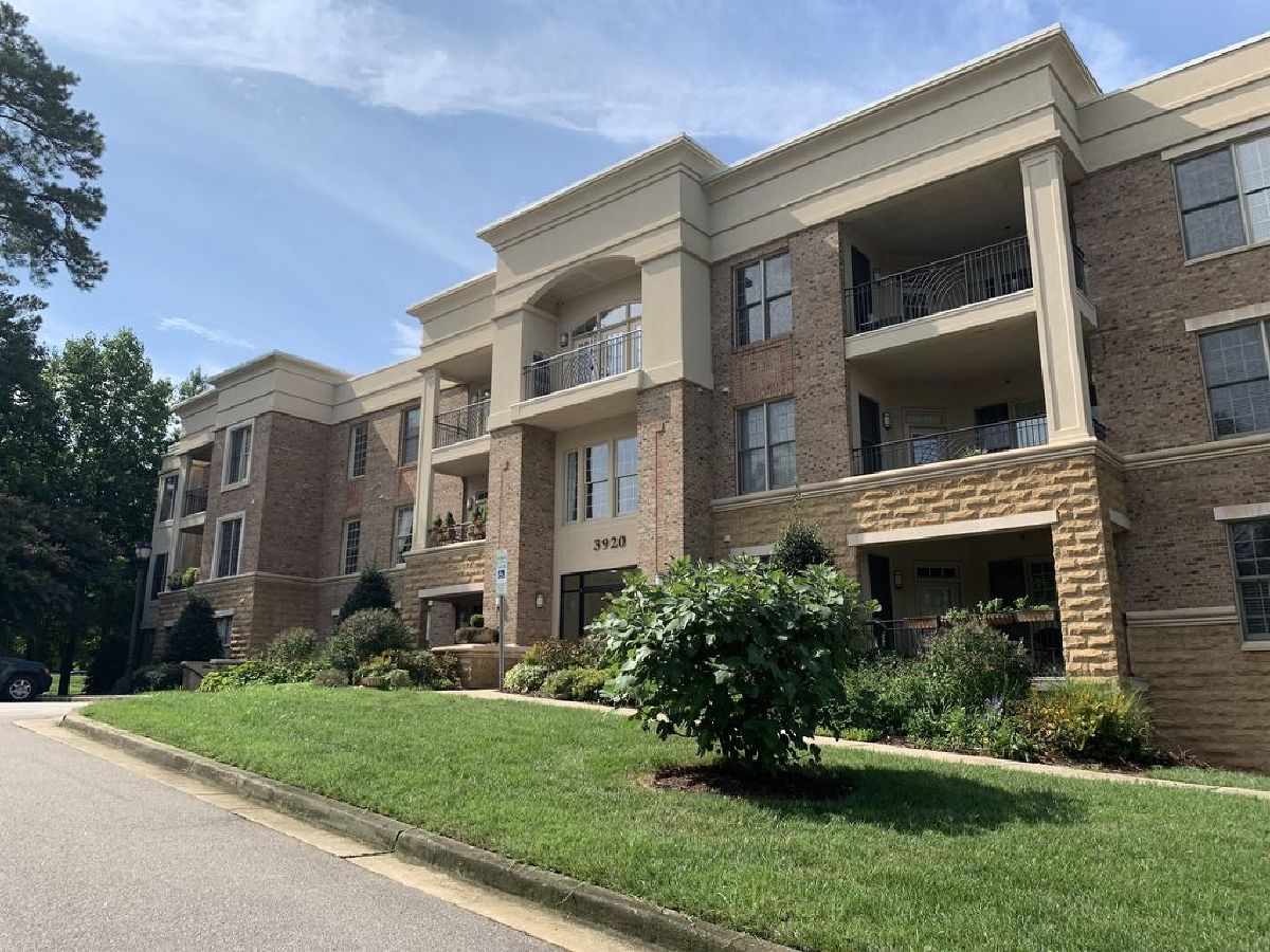 ChrisTeseniar's tweet photo. Rare, 1st Level Condo in the Beautiful Essex at Glen Eden! No Stairs! 1 BR + Office OR 2ND BEDROOM + 2 FULL Bathrooms! Prime, Edwards Mill Location close to medical, shopping, restaurants &amp; Crabtree! Enjoy this Bright &amp; Open Unit .. https://t.co/qV4SvYAGzO https://t.co/rLpphst8Ci