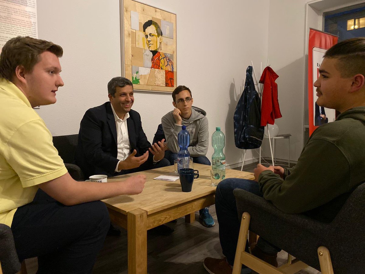 Heute in Diskussion und Gespräch mit Raed Saleh Vorsitzender der SPD-Fraktion im Berliner Abgeordnetenhaus und den Bezirkschülerausschuss Spandau. Großes Gesprächsthema war die Digitalisierung in Berliner Schulen. Ab welcher Jahrgangsstufe sollte Digitalisierung anfangen?