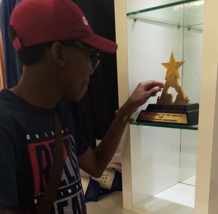 TshepisoMalema2's tweet photo. Got a glimpse of @casspernyovest first award🏆
He's a living testimony, a living legend, a true inspiration🔥
You might say all you want about him but your critics are a fuel that keeps him going 🗣️
#abutifillup
#casspernyovest
#Habashwe
#familytreestore
#FillUpRoyalBafokeng https://t.co/PKm0bvf3Ba