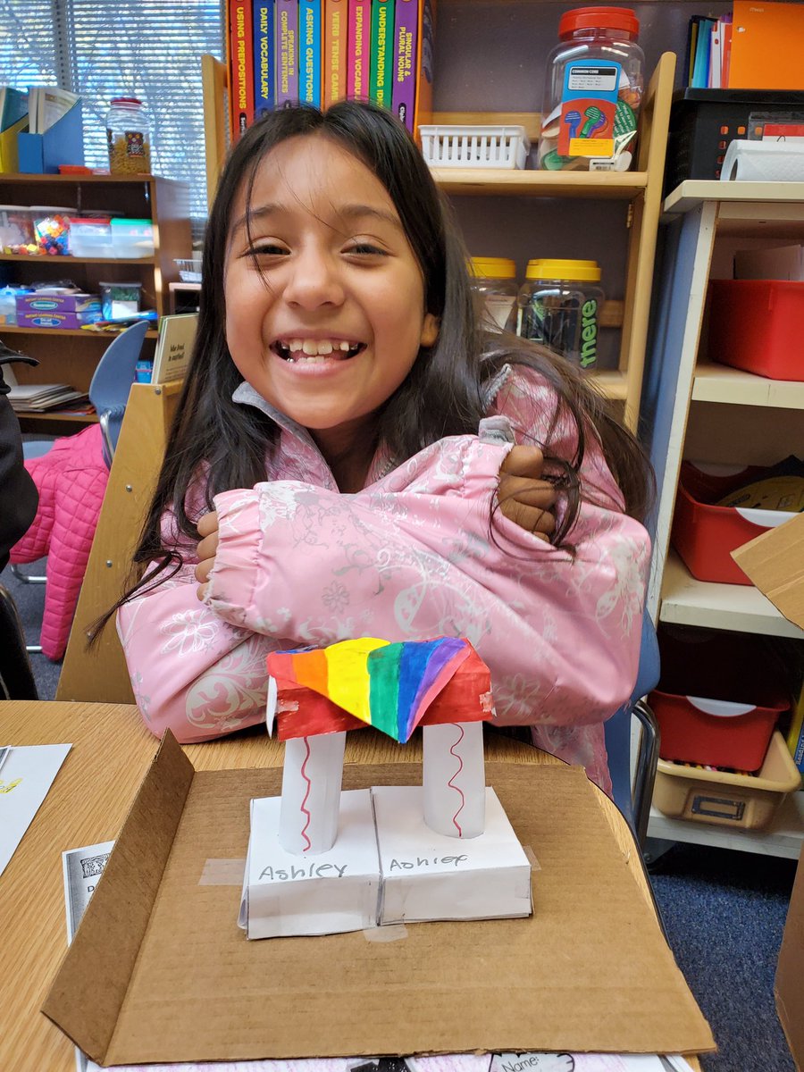 Dual language students exploring science and culture with the pillar challenge!