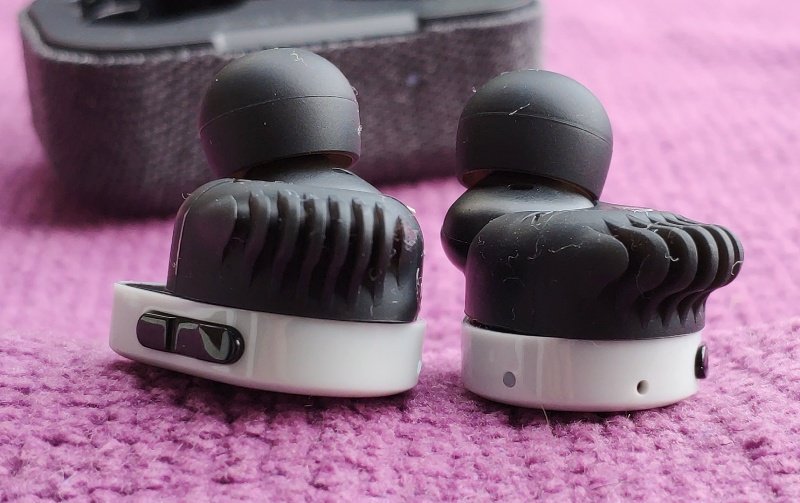 GadgetExplained's tweet photo. The Master & Dynamic #MW07GO are the new kids on the block, infusing color into the #wireless earphone world with funky shell covers.
https://t.co/mH3uK5rQ85 @MasterDynamic https://t.co/umjw1LlKMx