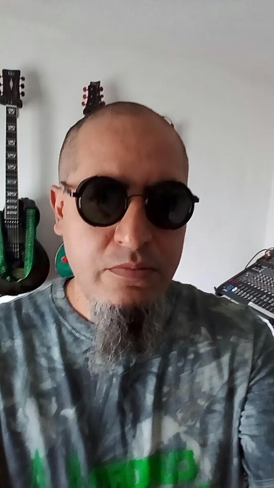 joshnebula's tweet image. Aunque parezca que si pero todavia no me disfrazo. Feliz dia de muertos!