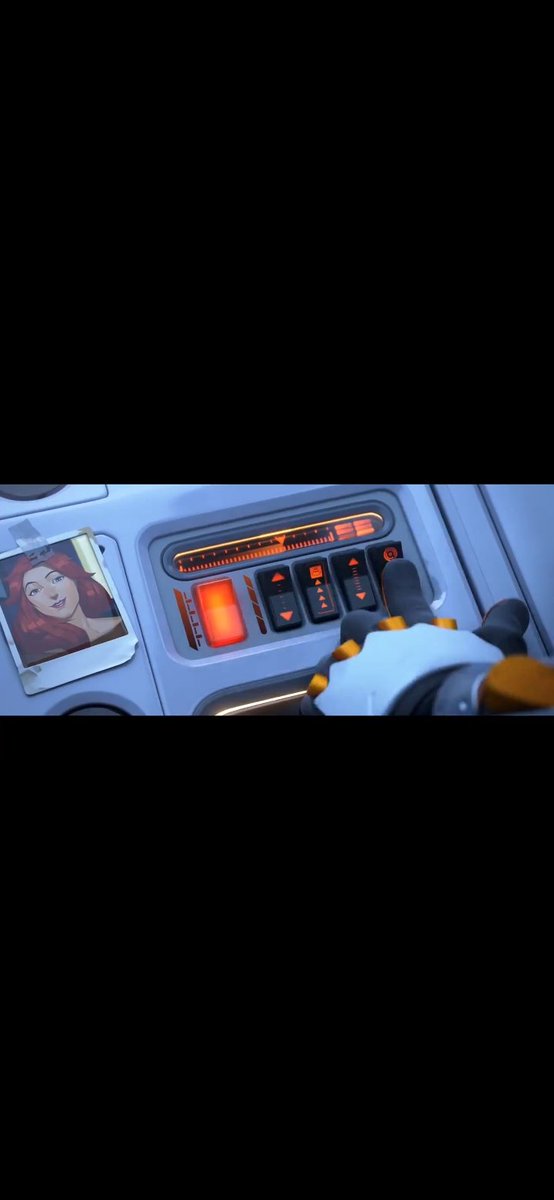 || Yo se que no respeto la linea canon con mi Tracer, pero podemos detenernos un momento para ver lo tierno que es que lleve una foto de EMILY en el tablero de vuelo? AHHH 🌈🌈🌈🌈🧡💛