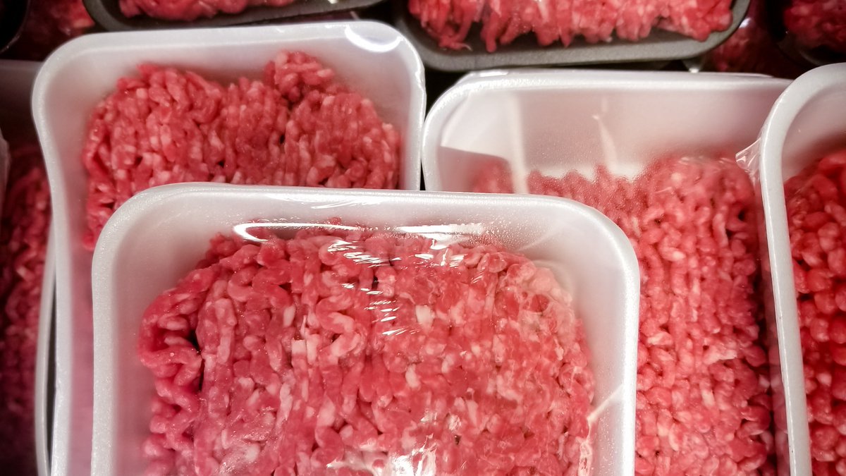 CDCgov's tweet image. SALMONELLA OUTBREAK from ground beef; 10 illnesses in 6 states. No one brand or supplier has been identified. If preparing ground beef, cook thoroughly to kill germs. Wash hands, kitchen surfaces with soap and water after touching raw meat. go.usa.gov/xp4jz