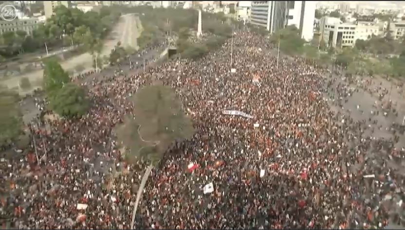 24HorasTVN's tweet photo. ⭕ #AHORA24H | Masiva movilización se desarrolla a esta hora en Plaza Italia. Señal en vivo: https://t.co/7vDnrNysUN https://t.co/cHIDDJhRnm