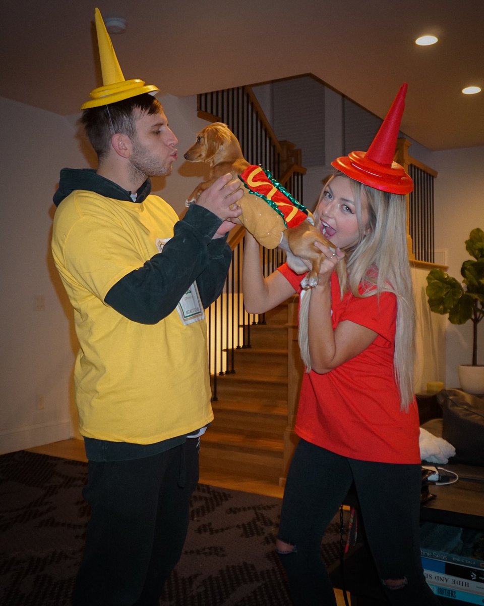 peanutdaweenut's tweet image. wen I said me was a snak I didn’t mean it LITERALLY 🙄🎃