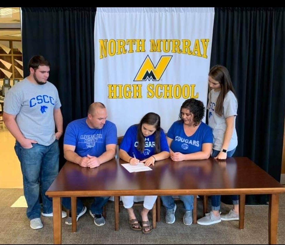 ForceElite01's tweet photo. 🚨SIGNING ALERT🚨  Congratulations to Erin Blankenship for signing to continue her academic and softball career with the Cleveland State Cougars today!    Pictured with Erin are her family,   Coach Rogers, and Coach Bradford. We're proud of you Erin!  Go Force! https://t.co/mcZLQBn2JN