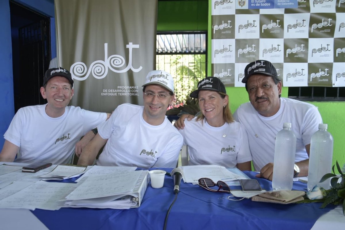 Colin_M_R's tweet photo. En Vistahermosa, también firmé para comprometerme con la implementación de los PDET y para seguir apoyando al gobierno colombiano y a las comunidades en el desarrollo de los municipios más afectados por el conflicto. 
🇬🇧#UKColRelations🇨🇴 #UKinMeta @UKinColombia https://t.co/nSqfwIY5bL