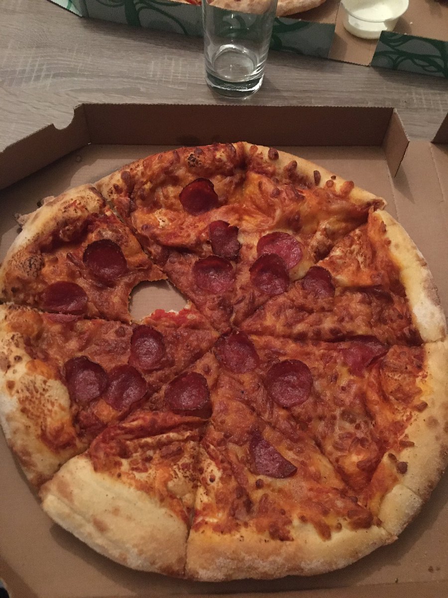 MVerschoof's tweet photo. Lekker bezig #NewYorkPizza 3uur gewacht en dan krijg ik deze Brooklyn style pizza, nu ook al bezuinigen op de pepperoni? #kwantiteit https://t.co/TxVK84NmEQ