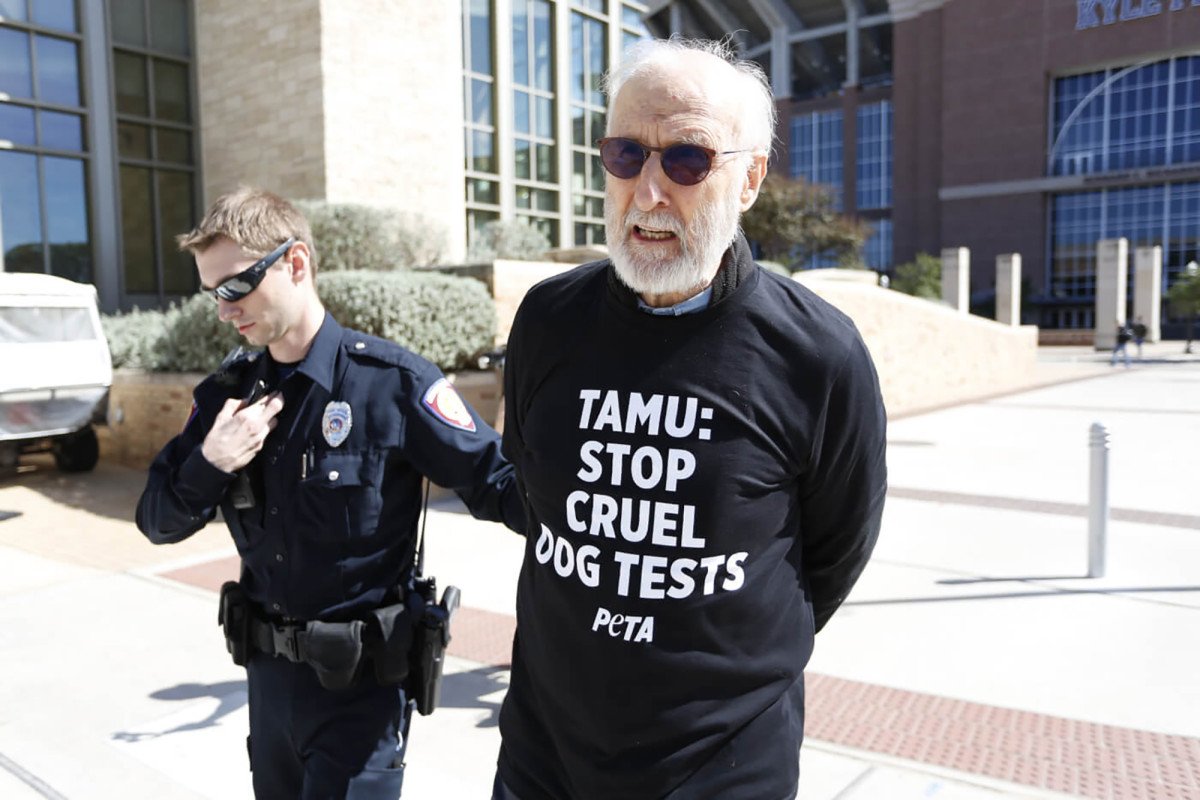 PageSix's tweet photo. James Cromwell was arrested while protesting animal testing at Texas A&amp;M https://t.co/aZKS2WEruq https://t.co/nr0bpVCsjA