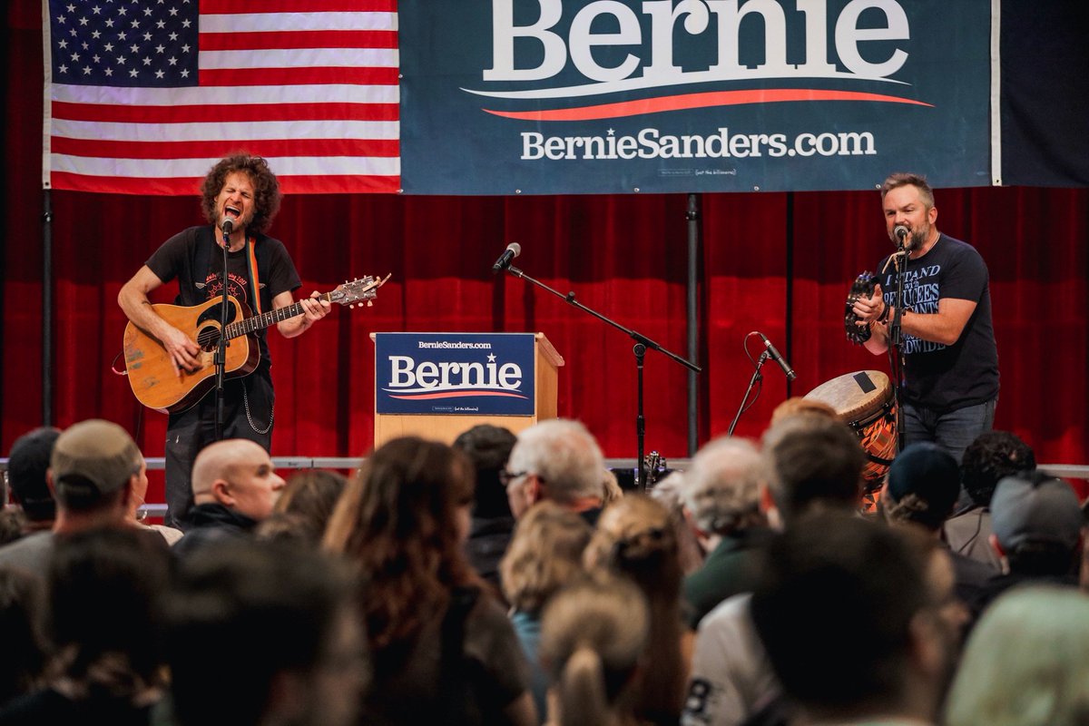 dispatchmusic's tweet image. Such positive energy &amp;amp; an amazing honor of a night supporting @BernieSanders at @KeeneState_ in NH... #berniesanders #bernieisback #radicaltoreal

📸: @BreatheNewWinds