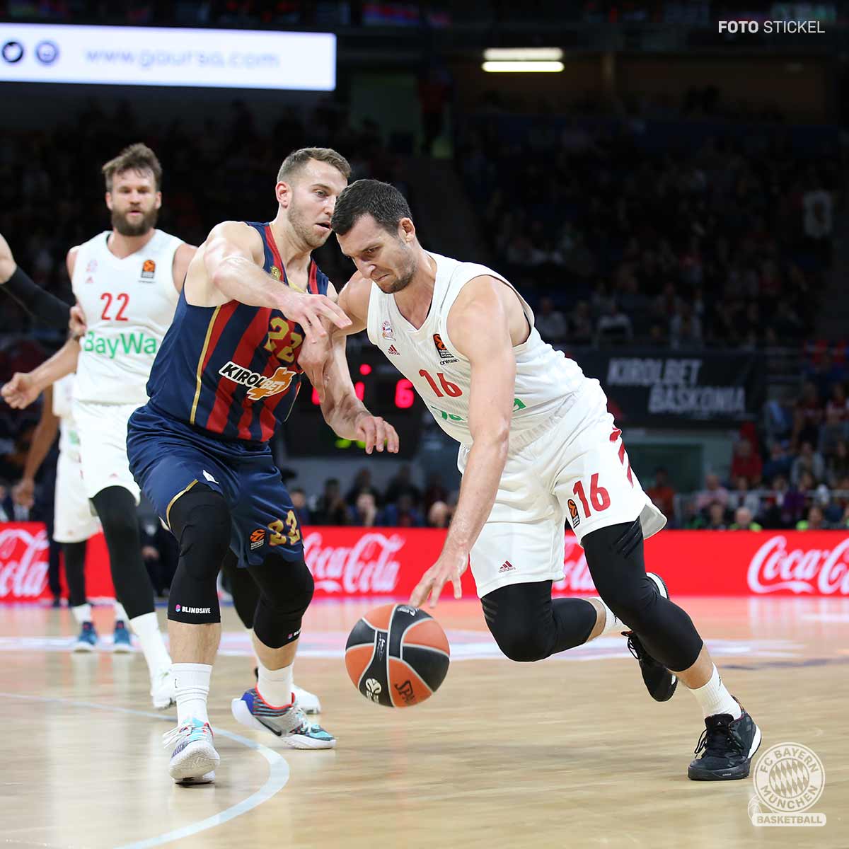 FCBBasketball's tweet photo. 25' | 57-43 | #KBABAY

Paule from deeeep. WE ARE BACK! Timeout, @Baskonia!

#FCBB #FCBBlive #EuroLeague #GameON #KBABAY https://t.co/JKtD6Hgm8l