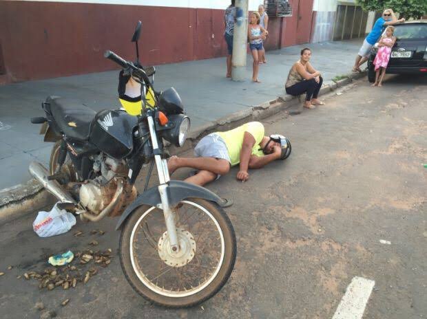 globoeapoetecon's tweet photo. homem de moto cai sozinho e juiz marca pênalti para o Palmeiras https://t.co/pqEPG8hI5N