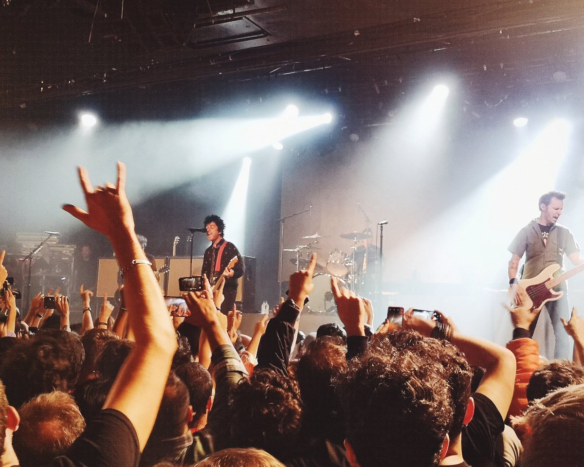99Reebeca's tweet photo. Cumpliendo un sueño 💚
@GreenDay @billiejoe @MikeDirnt @trecool https://t.co/7GXCr5leOr