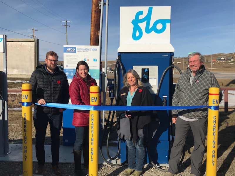 ATCOElectric's tweet photo. Calling all Longview #ElectricVehicle drivers, our third and last opening for the day just took place at 100 Morrison Road.  The town of #Longview now has Level 2 and Level 3 charging stations ready for you! #ABlovesEV @bc_cea @YourAlberta https://t.co/gNxkLIffC3 @PluginAlberta https://t.co/5r4uLOK4aa