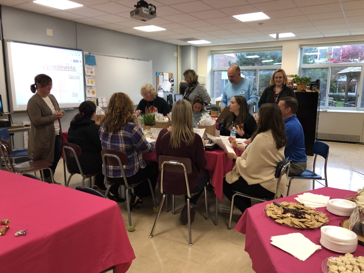 TaweeponFarrar's tweet photo. Faculty and staff teaching faculty and staff! Instructional Strategies! #bestprofessionaldevelopment #collaboration #instructionalcoaches https://t.co/jEEM8eXvIZ
