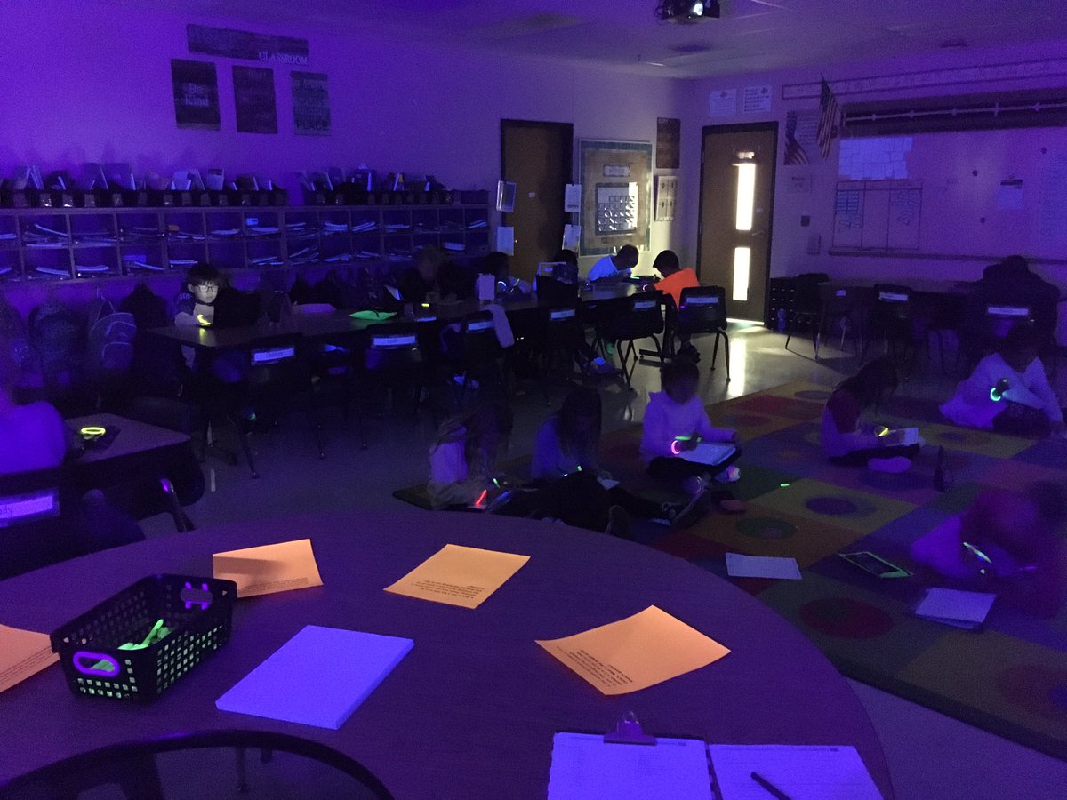 ErinMRoberts's tweet image. @GoshenHillcrest Glow math today while learning about the metric system! #L1G4 #TeamOldham