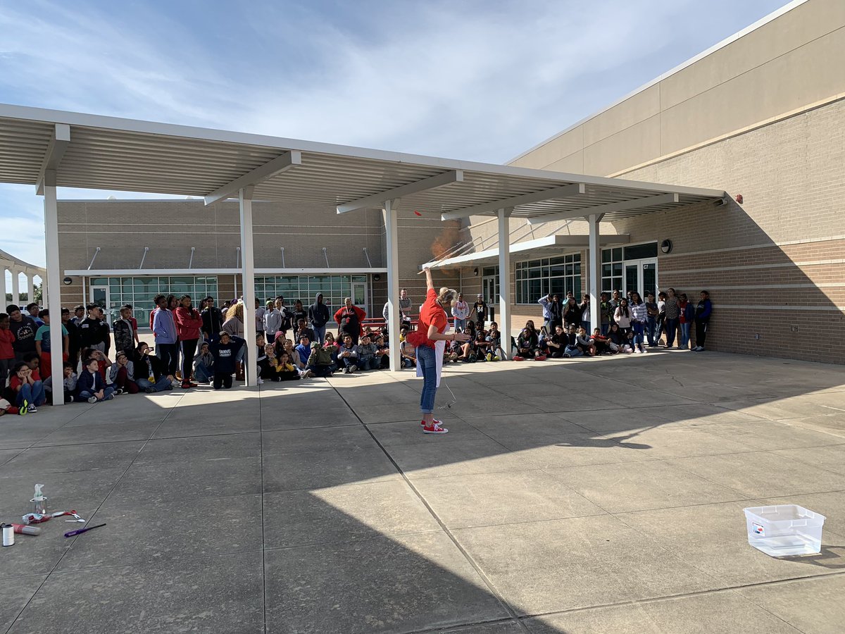 RodeoPalms's tweet image. Razorback nation got a treat today. Our amazing principal Mrs. Patterson  showed off her Chemist skills!
#levelup #ourprincipalrocks #myalvinisd