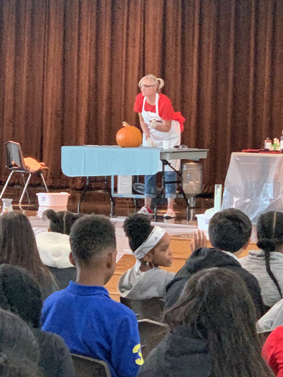 RodeoPalms's tweet image. Razorback nation got a treat today. Our amazing principal Mrs. Patterson  showed off her Chemist skills!
#levelup #ourprincipalrocks #myalvinisd