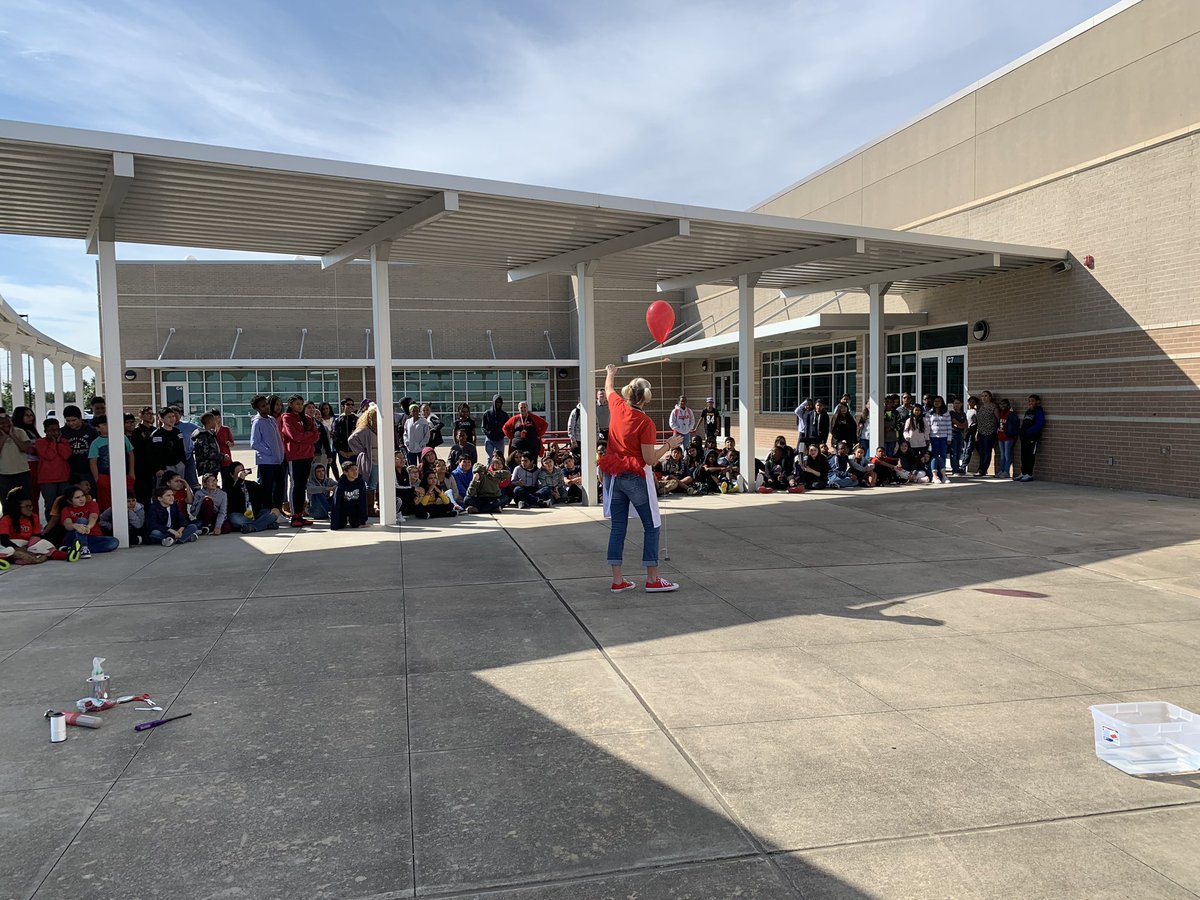 RodeoPalms's tweet image. Razorback nation got a treat today. Our amazing principal Mrs. Patterson  showed off her Chemist skills!
#levelup #ourprincipalrocks #myalvinisd
