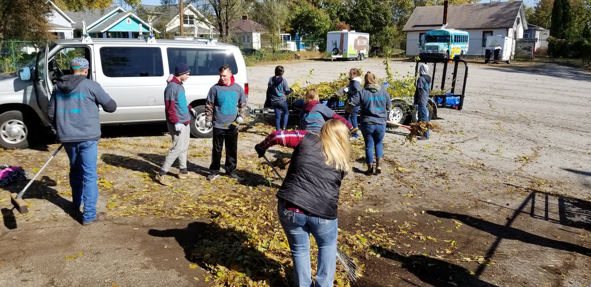 CC_FFAChapter's tweet photo. We had our national day of service this afternoon at a local community art gallery...we helped clean up some brush and outside displays. Always fun to participate in a national community service project! @INFFA_D3 @IndianaFFA @NationalFFA https://t.co/BYSlYqGQ0y