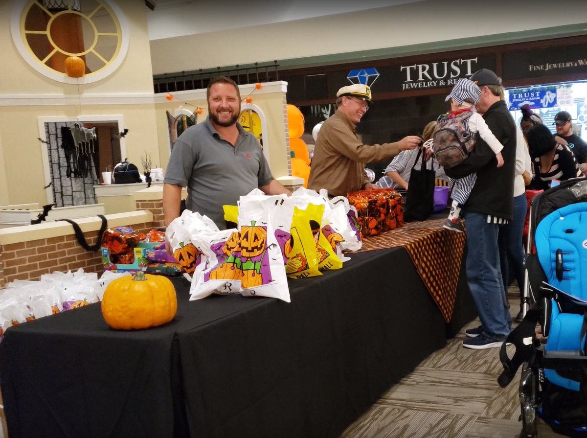 ShopRiverGate's tweet photo. What a great evening! 🎃 We are very thankful for every merchant, vendor, &amp; Trick-or-Treater that participated in the @ShopRiverGate Mall Wide Trick or Treat.
Special thanks for our sponsors @SamsClub &amp; @FiddleDeeFarms! https://t.co/pXbdd3c4PR