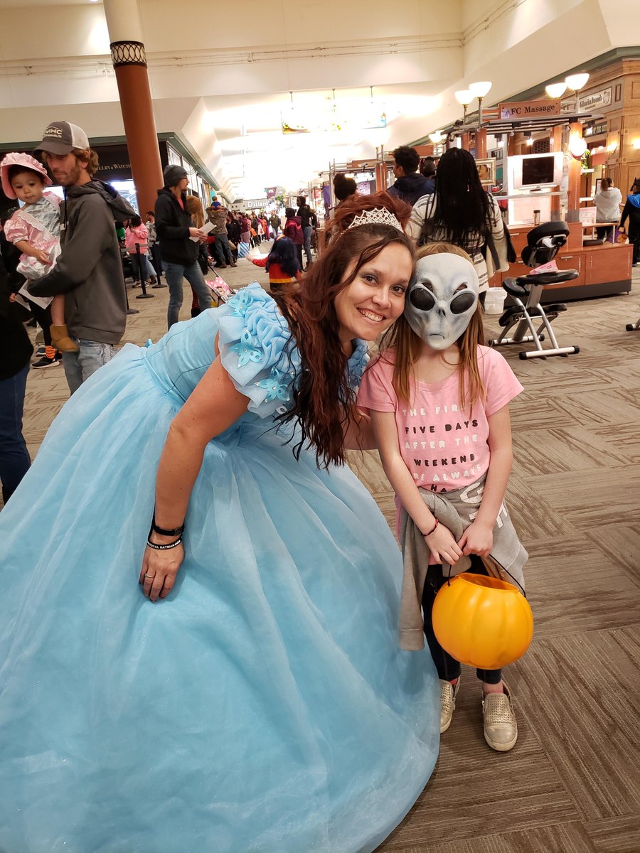 ShopRiverGate's tweet photo. What a great evening! 🎃 We are very thankful for every merchant, vendor, &amp; Trick-or-Treater that participated in the @ShopRiverGate Mall Wide Trick or Treat.
Special thanks for our sponsors @SamsClub &amp; @FiddleDeeFarms! https://t.co/pXbdd3c4PR