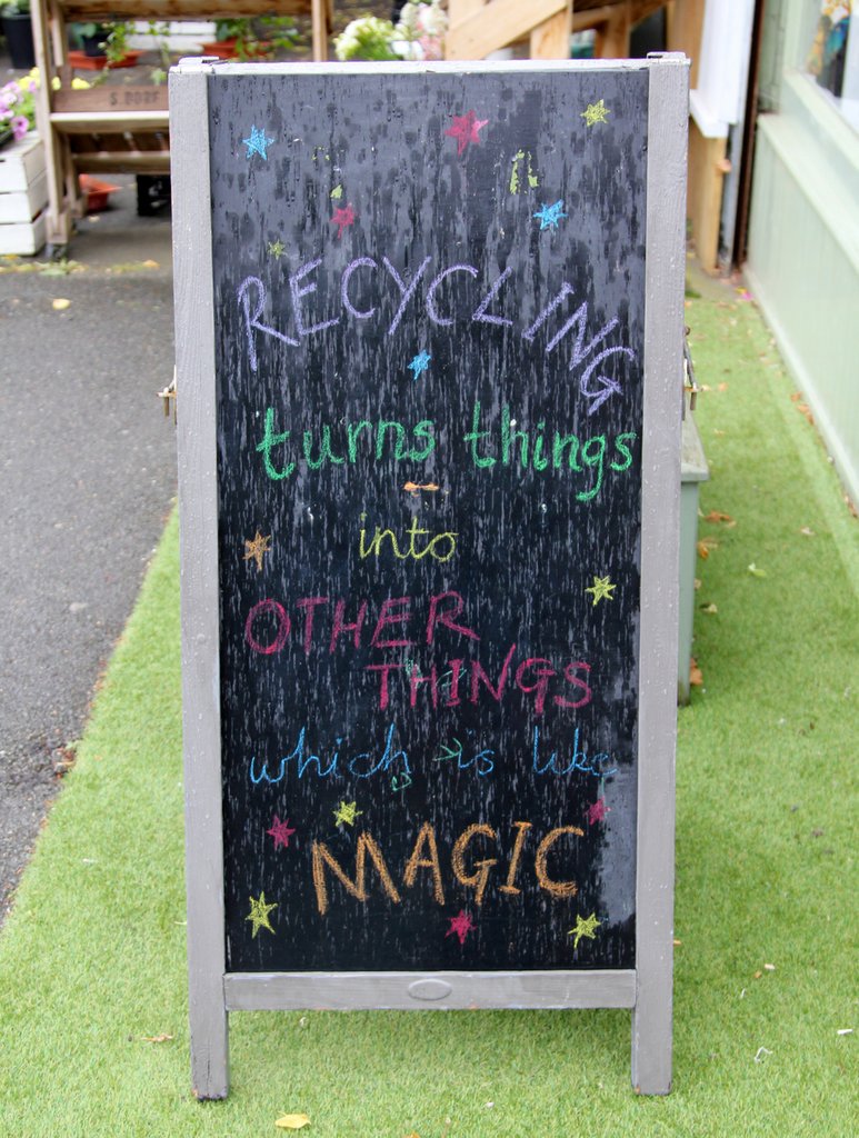 My latest blog features a fantastic up-cycling and soft furnishings business, Painted Love created by two very talented South London female entrepreneurs.
buff.ly/36o3J1K