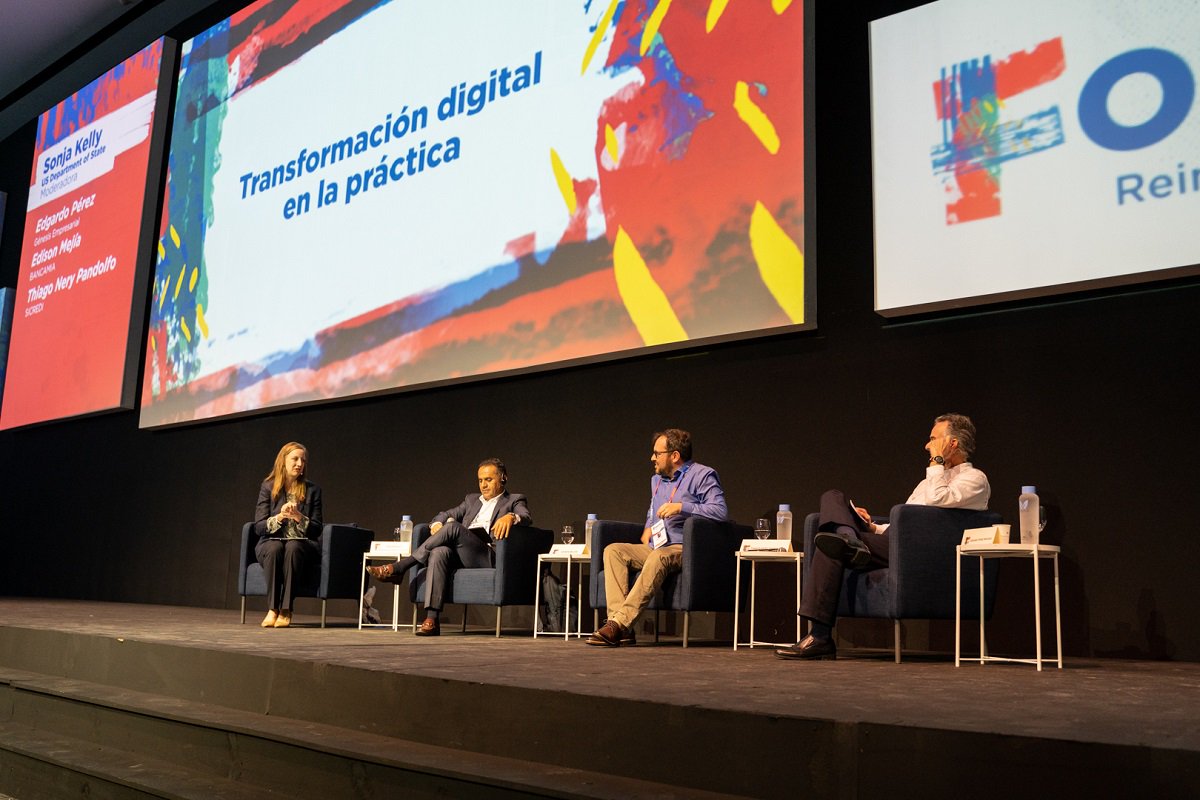BIDInvest's tweet photo. #Transformacióndigital en la práctica en #Foromic. "Transformación digital no es hacer lo mismo pero en formato electrónico. El desafío es encontrar nuevas formas de hacer las cosas y resolver nuevas necesidades". –Edgardo Pérez, Fundación Génesis Empresarial de Guatemala.🇬🇹 https://t.co/bPeQQFOaNC