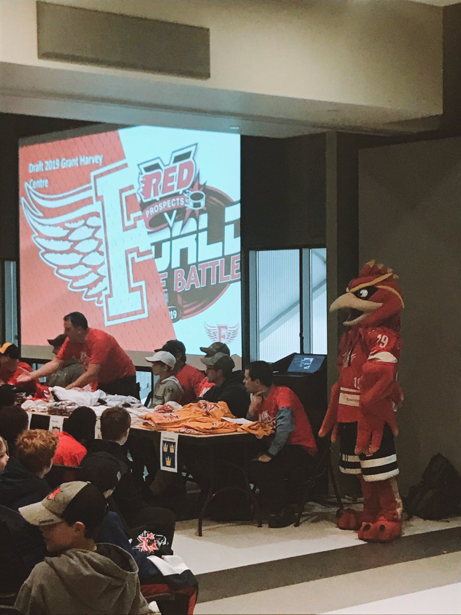 The Live Draft has begun at the #WorldLineBattle2019 ‼️ And.... WINGNUT is here❗️@FRedWingsHockey #VredProspects