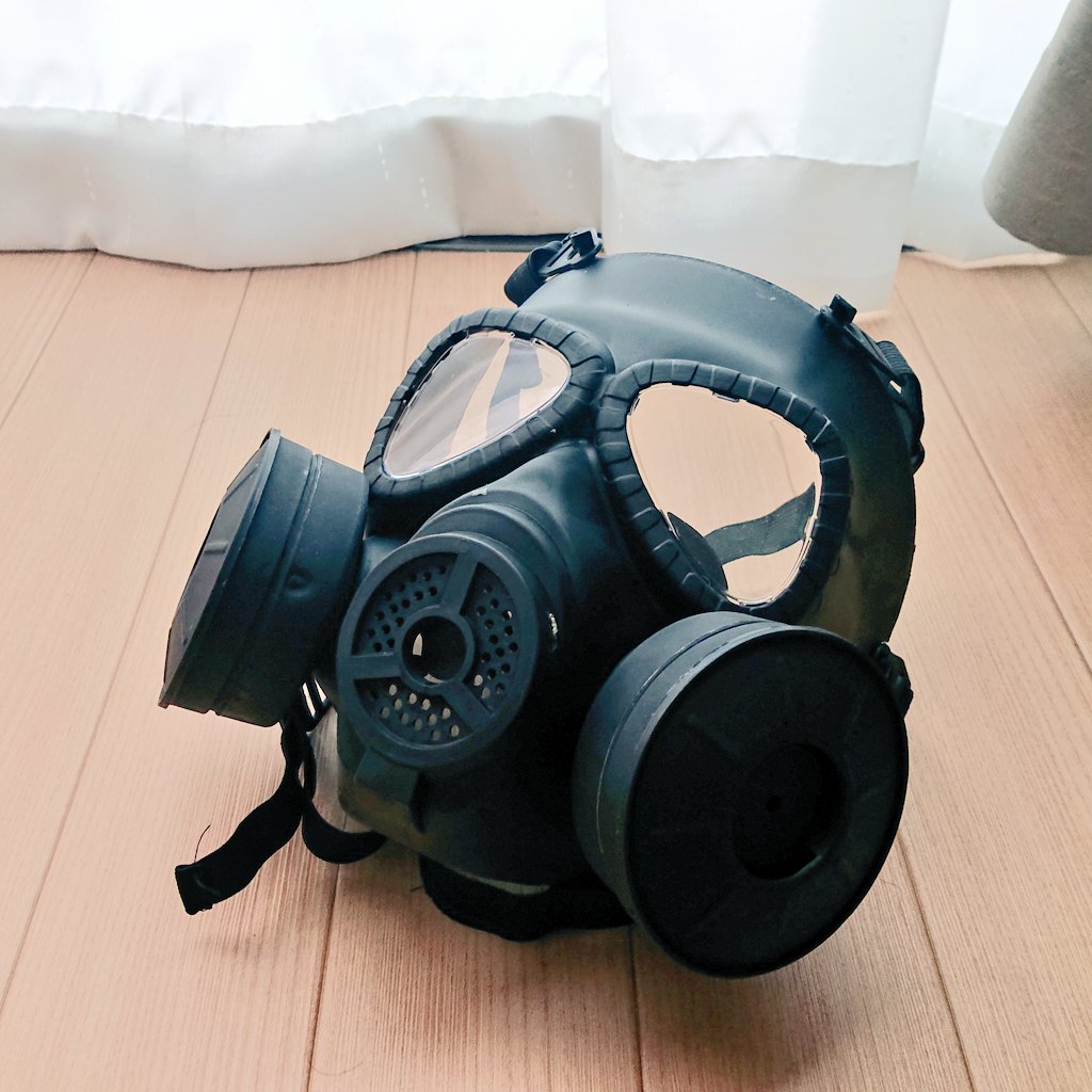 ドンキでパーティー用ガスマスク買うじゃろ？ ホームセンターで塗料買って塗装するじゃろ？ 飾り付けて出来上がりじゃ。1日ありゃ出来るお手軽さ