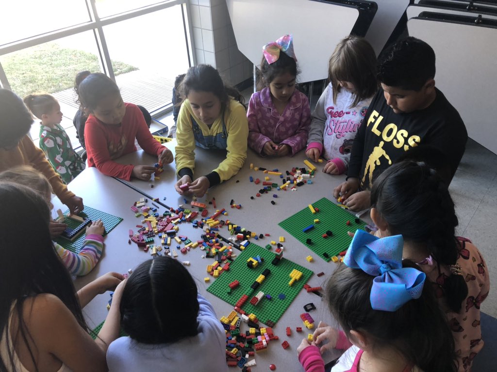 Mayra_Rdz87's tweet photo. Bondad House Party!!!! #adventureawaits #lifeinkinder #alexanderelementary #heartofDenton #Bondad #housesystem https://t.co/O2nUQchqzV
