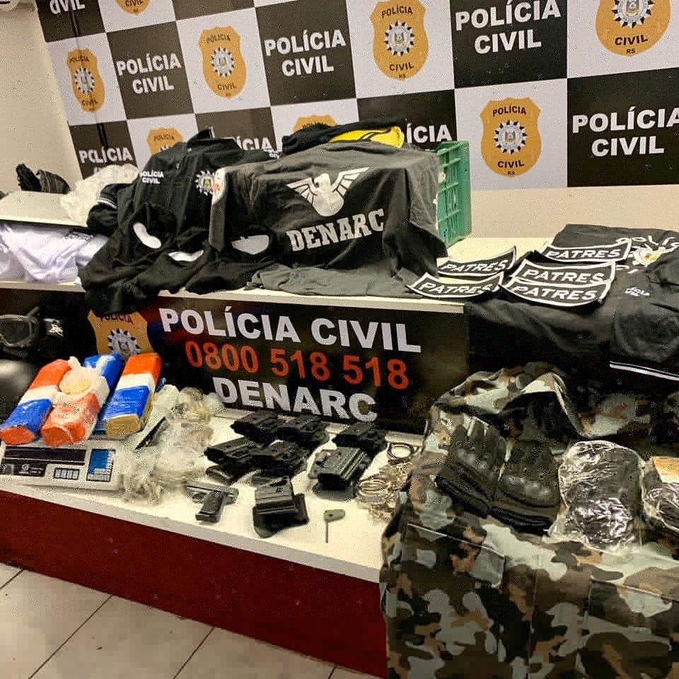 DENARC localiza depósito de drogas e roupas similares das forças polícias, no início da tarde de hoje (01/11), em continuidade a Operação “Chapéu do Sol”, em repressão ao tráfico de drogas ilegais, identificou novo local de depósito vinculado ao crime organizado.
