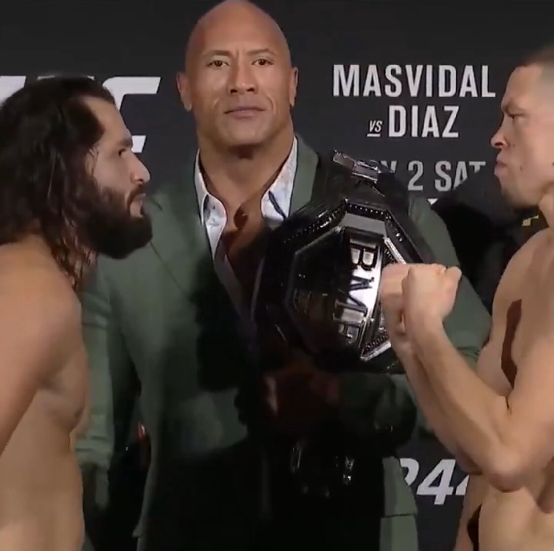 ザ ロックことドウェイン ジョンソン立ち会いのもとufcでワルの頂上決戦としてbmfベルトが進呈されトランプ大統領も観戦するもブーイングを受ける Togetter ザ ロックことドウェイン ジョンソン立ち会いのもとufcでワルの頂上決戦としてbmfベルトが進呈されトランプ大統領も観戦するもブーイングを受ける Togetter