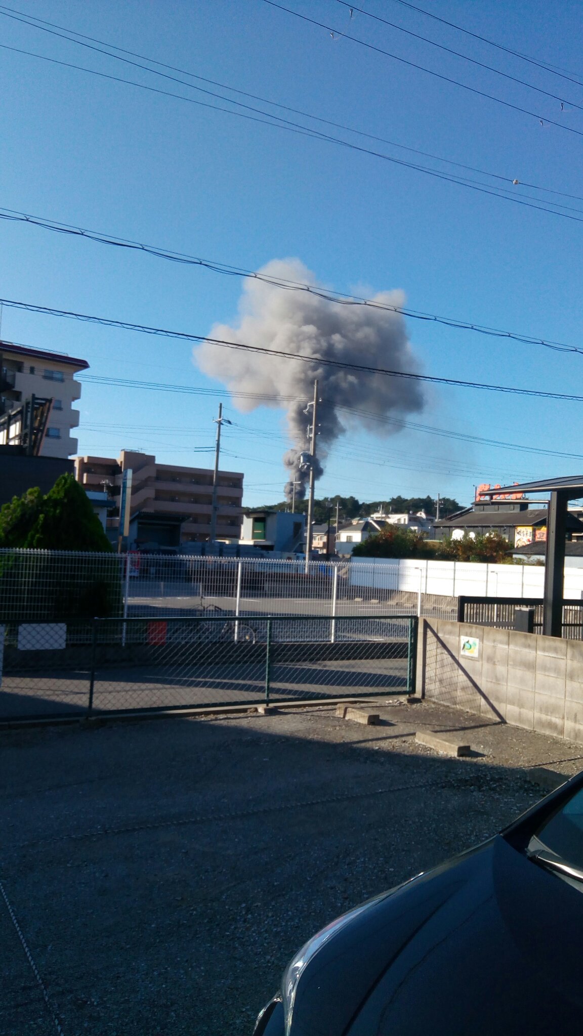 宝塚市塔の町で大規模な火事が起きている現場の画像