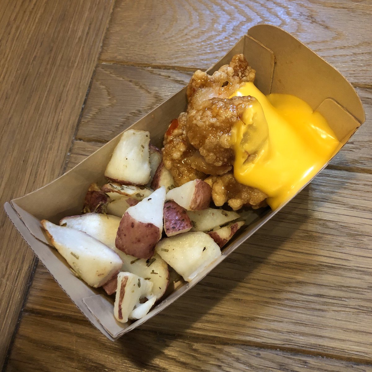 Shunsuke 今日から東京ディズニーシーのディズニークリスマスのスペシャルメニューが新発売しています テイストオブクリスマスのスウィートチリチキン ベイクドポテト食べました チリチキンのピリ辛さとベイクドポテトとチーズのアツアツがとても