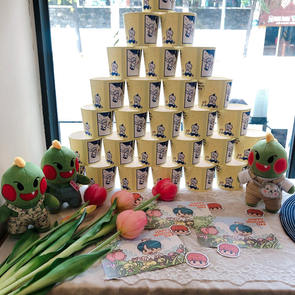 1102charm's tweet photo. 완두콩즈랑 할미새님(@chamsaem0ther) 카페💚💚💚

사방이 다 너무 귀여워서 완두콩들로 눈물 닦다가 왔네,,,,

#박우진귀엽다
#HAPPYWOOJINDAY 
#삼룡즈
#참방참새투어 https://t.co/sX85aIW4sG