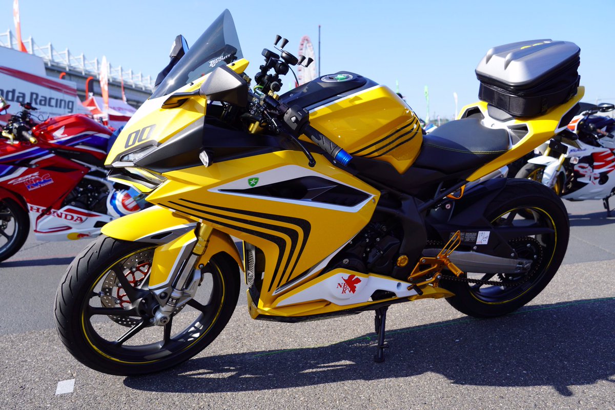 suzuka_event's tweet photo. あなたはコケないわ、私が守るもの。
 #MFJGP #全日本ロードレース選手権 #JRR https://t.co/Q6Yzn7VnsE