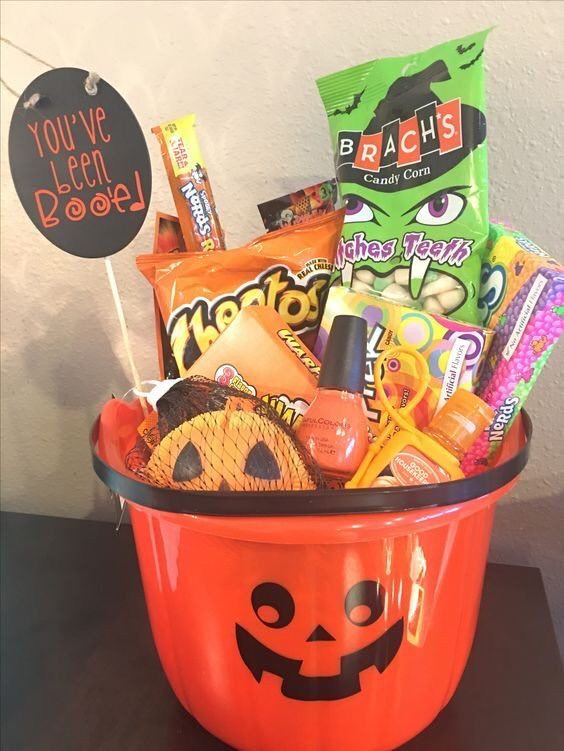 ee_hyojung's tweet photo. Trick or Treat? We can Trick/Treat you well! #HOGGIEBOO

Kami dari Dorm Gryffindor punya permen buat kalian yang baca nih. Mau kan? Mau dong! Semuanya buat kalian, tapi sebelum diborong, boleh tolong di RETWEET dulu? Satu RETWEET, sangat berarti bagi kami. ❤️ 

Thank you. 🎃 https://t.co/1DRR7Qwc0i