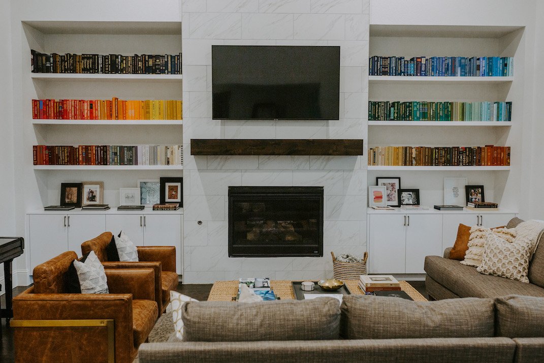 merricksart's tweet photo. We wanted to make a big statement in our new home so we decided on a rainbow bookshelf since we already had so many books.
Get step by step instructions on how we created this bold and fun design here: https://t.co/8Mwyv6FP5S #merrickathome #interiordesign #bookshelfdesign https://t.co/MUyn19fFeT