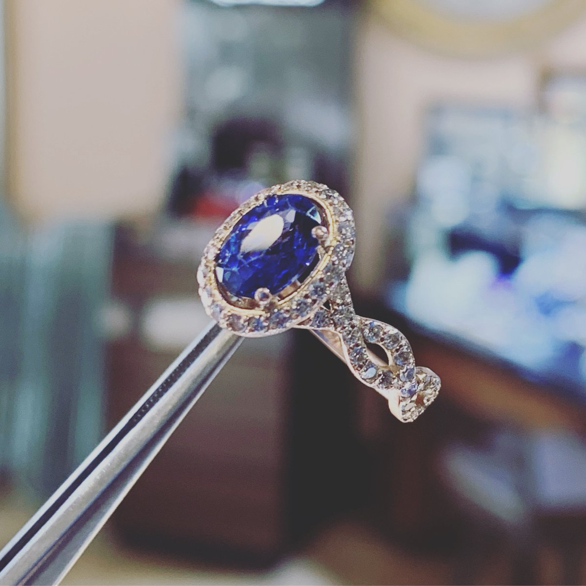 tresorjewelers's tweet photo. Ceylon blue sapphire offset by diamonds in rose gold. #tresor #tresorjewelers #saltlakecity #saltlakecityutah #utah #rosegold #diamonds #moissanites #sapphire #sapphirering #gatewaymall #unionheights https://t.co/S1zl4d9Xmy