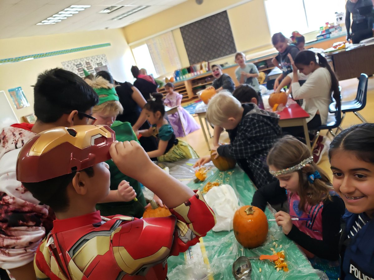 Pumpkin Carving with our little buddies 🤗 #OES