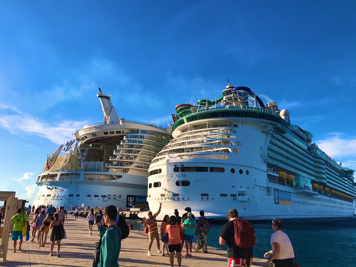 コスメルの港、お隣にLiberty of the Seasが接岸してました。
#RoyalCaribbean 
#allureoftheseas 
#ロイヤルカリビアン