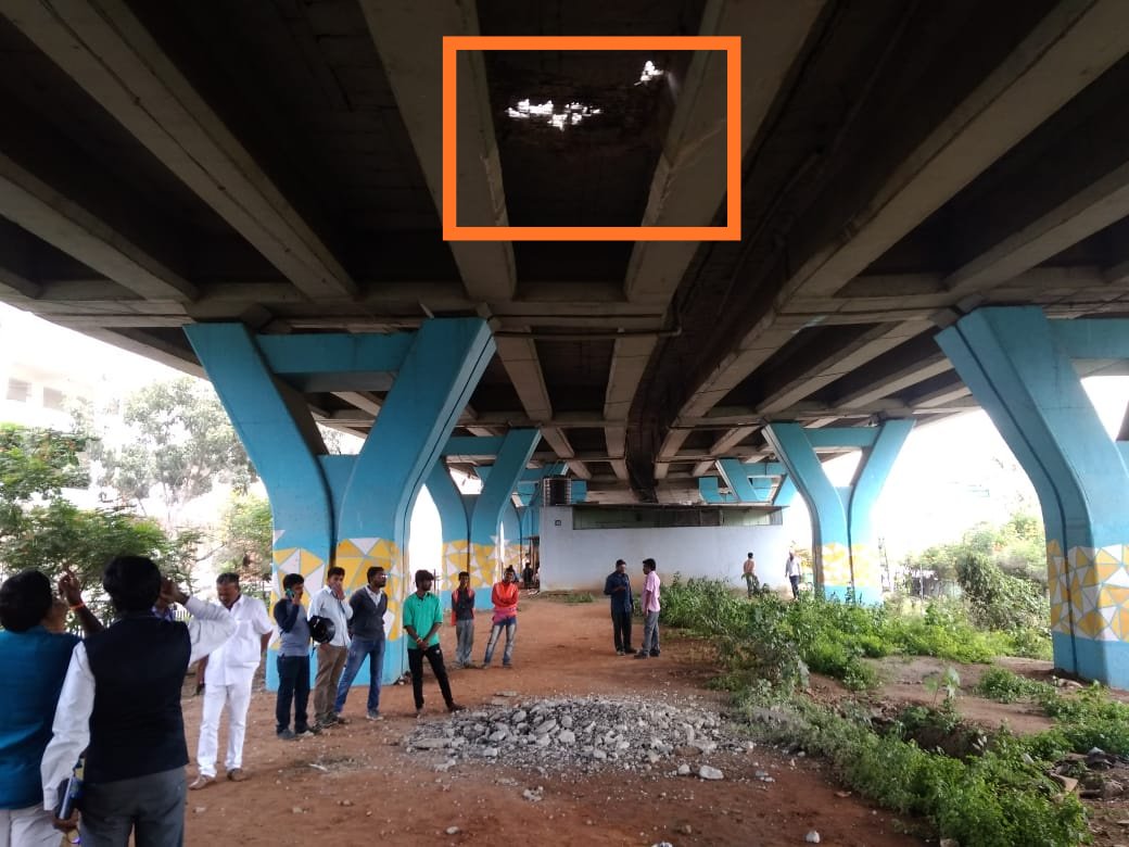 sridharvMIRROR's tweet photo. Look at the scary condition of Sumanahalli flyover over ORR-Magadi road, probably for the first time we are seeing such a sinkhole on a city #flyover in recent times, #Bengaluru 
Pic courtesy-@Ananthaforu
@BangaloreMirror https://t.co/2tOJiM595t