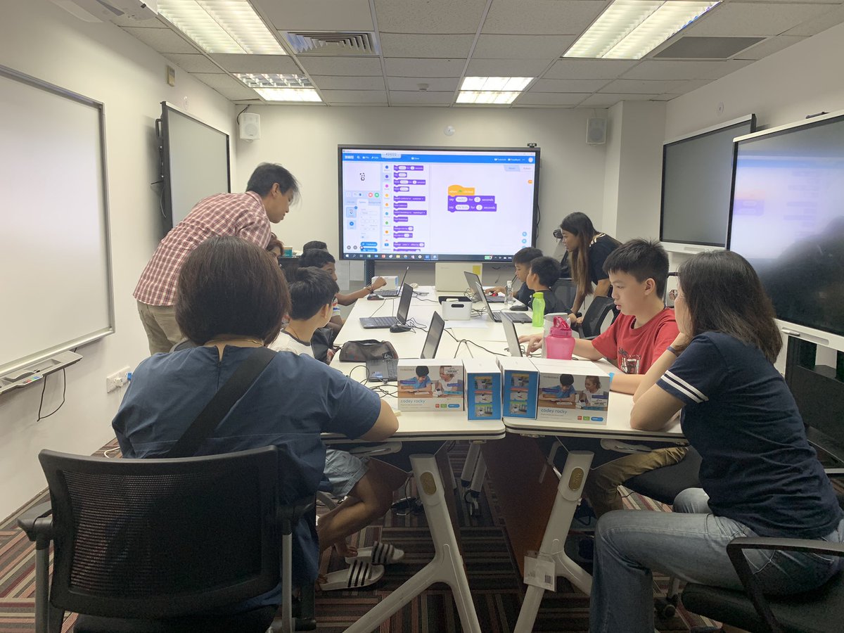 Stemacademy_sg's tweet image. Great day at the center today! Love the expression of concentration 😍

#STEM #Robotic #RoboticsCourses #STEAM #CodingforKIDS #eptecsg @Makeblock
