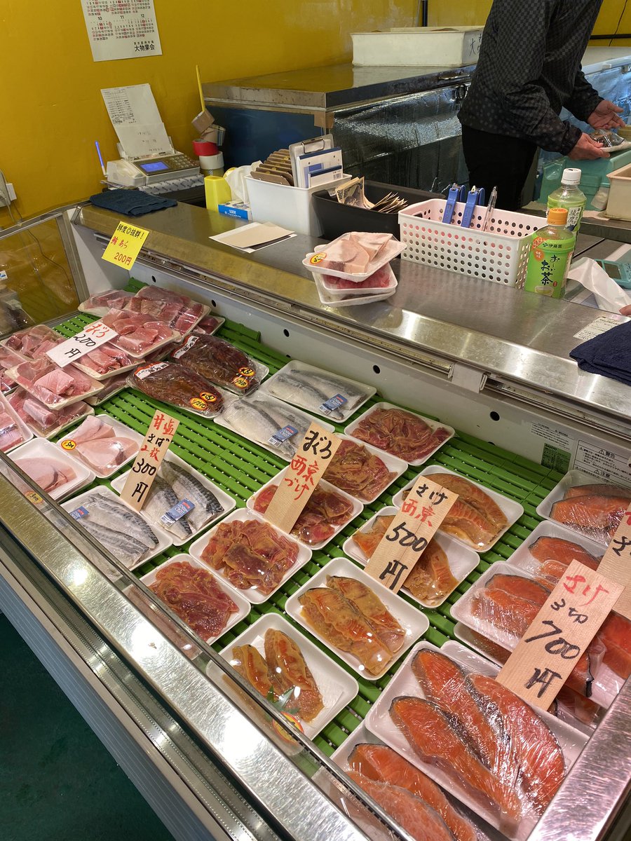 ootukamacyan's tweet photo. 今日の早朝、魚屋さんに買物に行きました。従前は浦安魚市場にあった大信です。土曜日、日曜日の七時から10時までの営業です。新鮮な魚が低廉な価格で売っています。場所は浦安市川医療センター付近の早川ビルです。このような店が市内にあと二箇所あります。
次の投稿楽しみに#パソコムプラザ# 魚屋 https://t.co/mmpH0ToLkk
